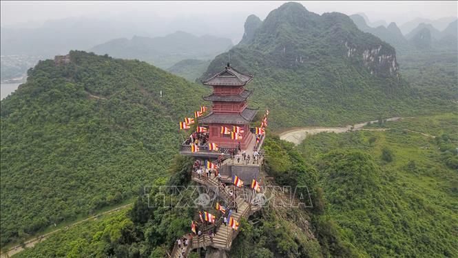 Chiêm ngưỡng chùa Ngọc trên đỉnh núi Thất Tinh ở Tam Chúc | baotintuc.vn