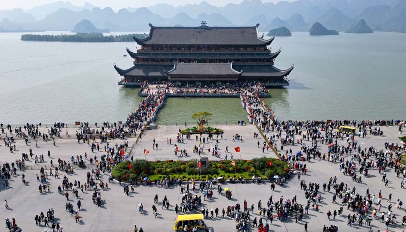 Đến chùa Tam Chúc Hà Nam khám phá nét đẹp chốn bồng lai tiên cảnh